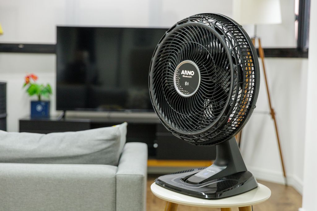 Combinar o ar condicionado com um vnetilador ajuda a refrescar o ambiente mais rápido em dias muito quentes (Imagem: Ivo Meneghel Jr/Canaltech)