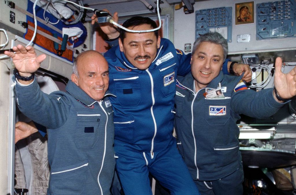 Dennis Tito à esquerda ao lado do comandante Talgat Musabayev e do engenheiro de Voo Yury Baturin (Imagem: Reprodução/NASA)