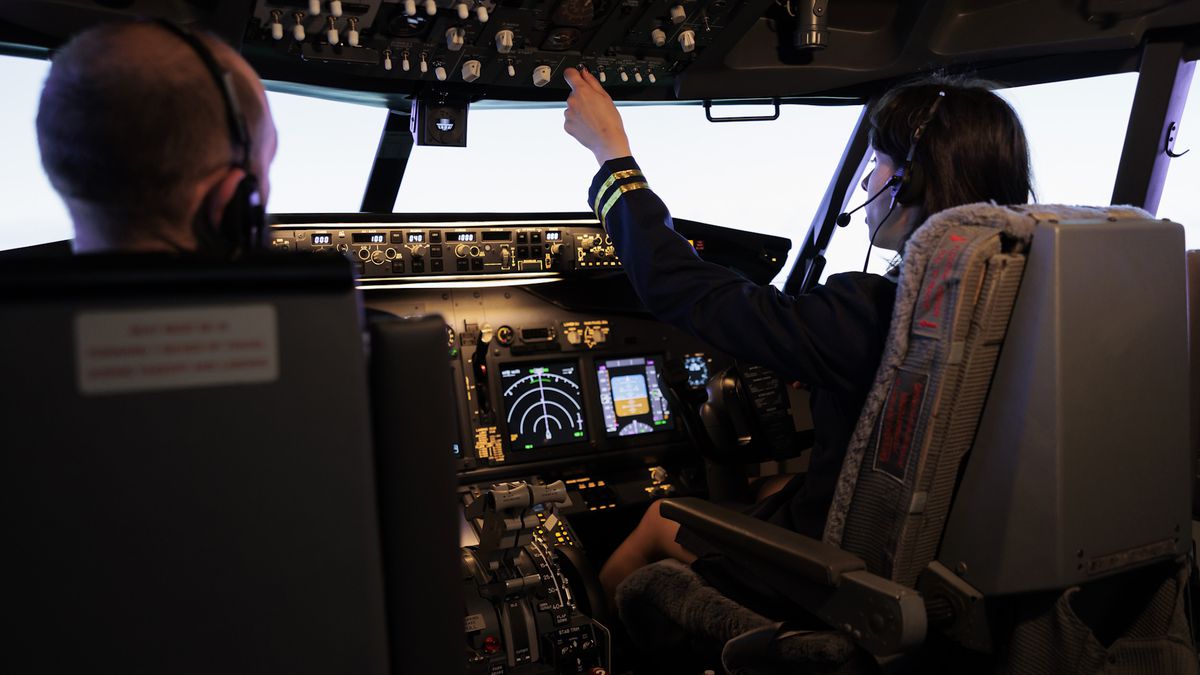 Comissário de voo é preso após flagra inusitado em avião