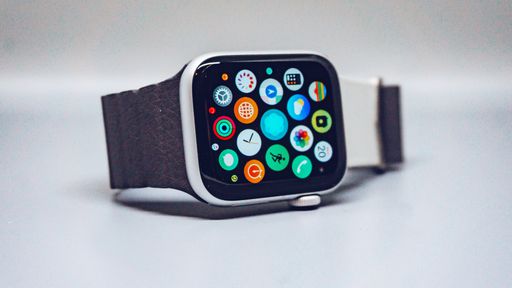 Ansiedade provocada por smartwatch leva idosa a fazer 916 exames em um ano