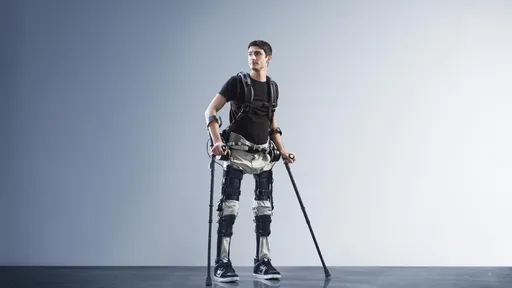 Brasileira cria exoesqueleto para que pessoas paraplégicas voltem a andar