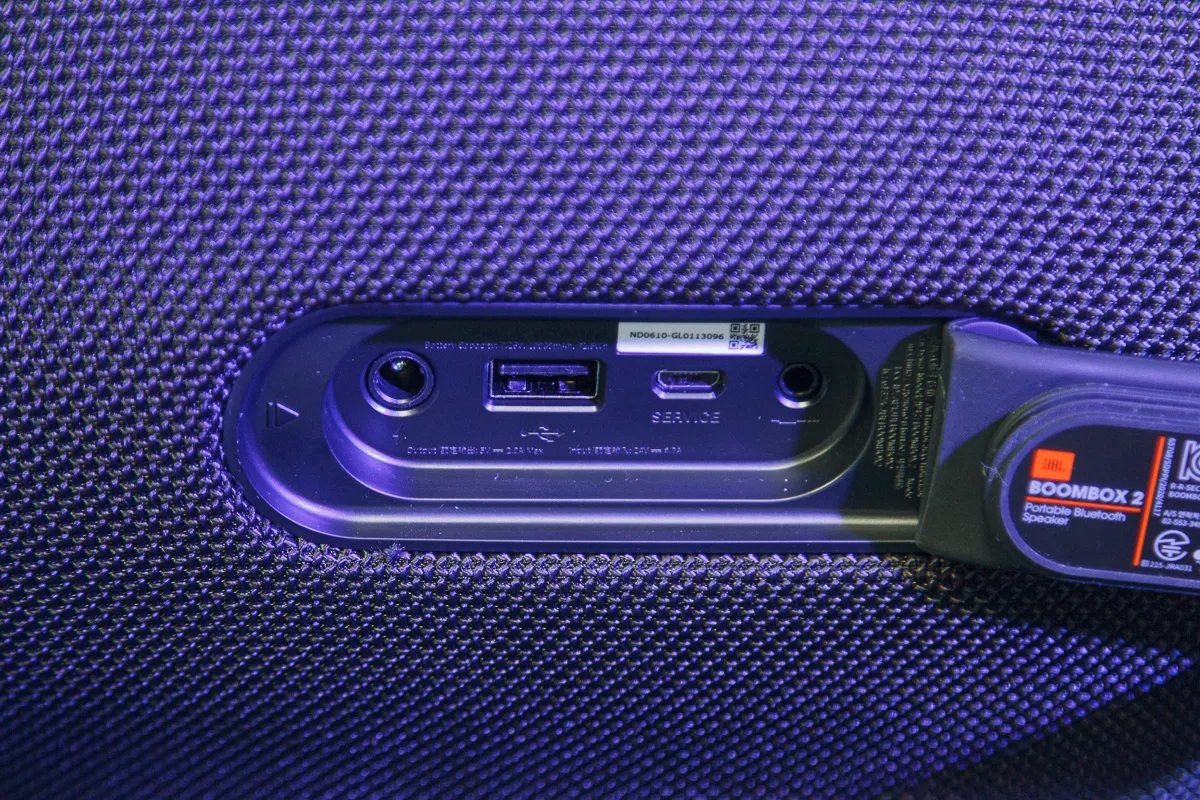 A entrada USB-A da JBL Boombox 2 serve apenas como powerbank (Imagem: Canaltech)