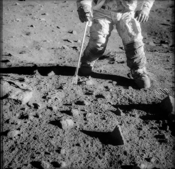 Devido à eletrostática, a poeira lunar acaba impregnada em diferentes superfícies (Imagem: Reprodução/NASA)