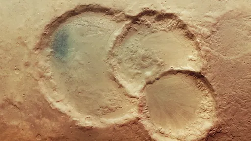 Missão Mars Express descobre um antigo trio de crateras em Marte