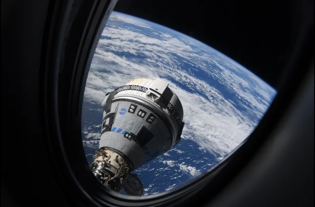 A Starliner, da Boeing, já está acoplada na ISS desde o dia 6 de junho (Imagem: European Space Agency)