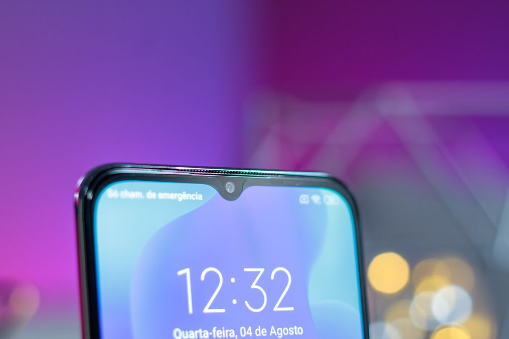 Celular da Xiaomi saiu antes da moda do furo na tela atingir os modelos intermediários (Imagem: Ivo/Canaltech)