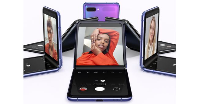 Galaxy Z Flip original foi lançado em apenas duas cores: preto e violeta (Imagem: Divulgação/Samsung)
