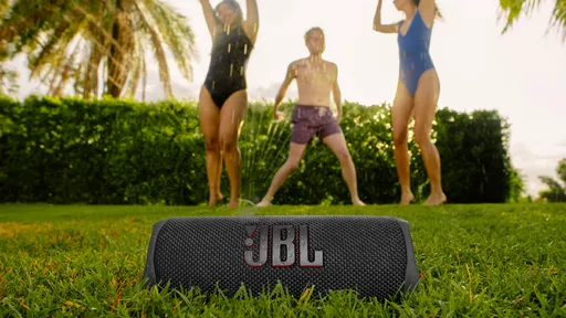 JBL Flip 6 chega ao Brasil com resistência à água e bateria para 12 horas