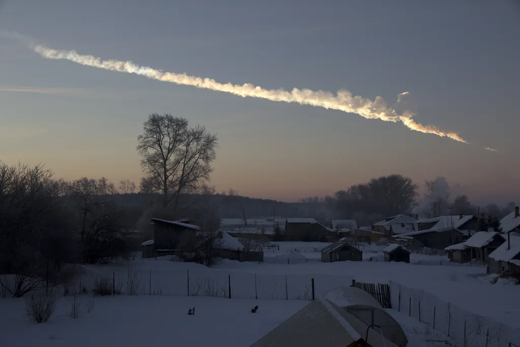 Trilha de vapor do meteoro de Chelyabinsk fotografada a cerca de 200 km do evento (Imagem: Reprodução/Alex Alishevskikh)