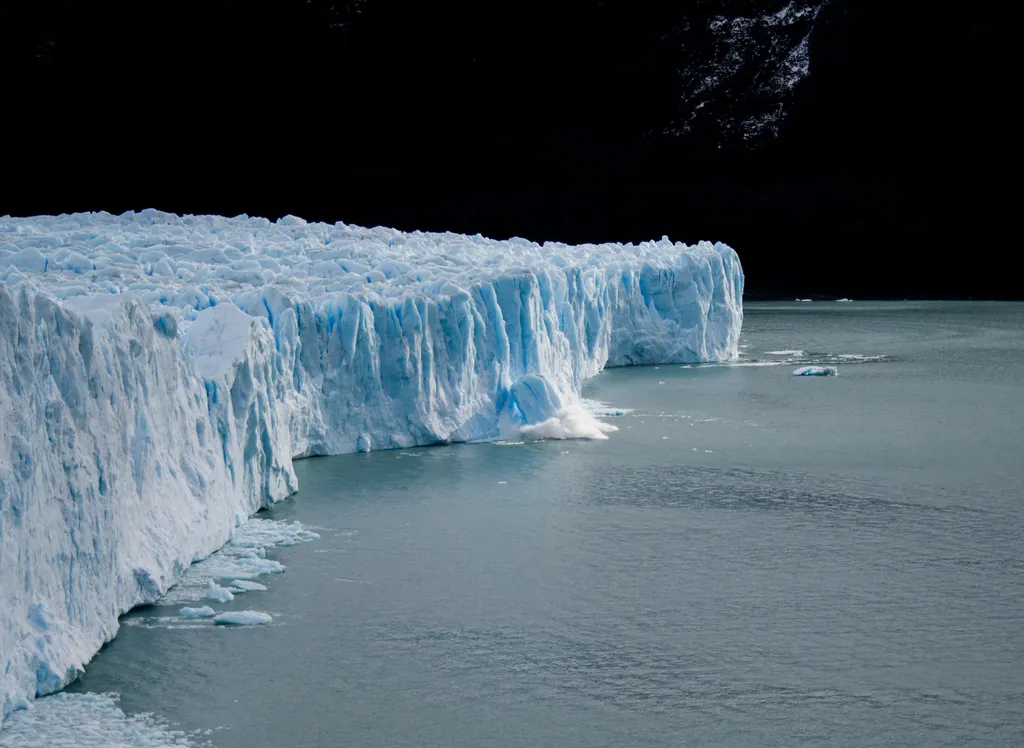 O derretimento das geleiras e as cadeias alimentares oceânicas são apenas algumas das consequências do aquecimento oceânico excessivo (Imagem: Unsplash/Miriam Duran)