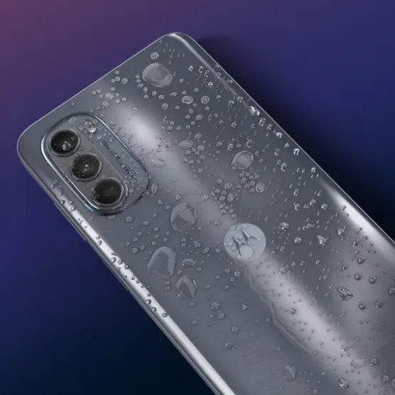 Smartphone da Motorola oferece ainda resistência contra respingos e borrifos d'água (Imagem: Reprodução/Motorola)