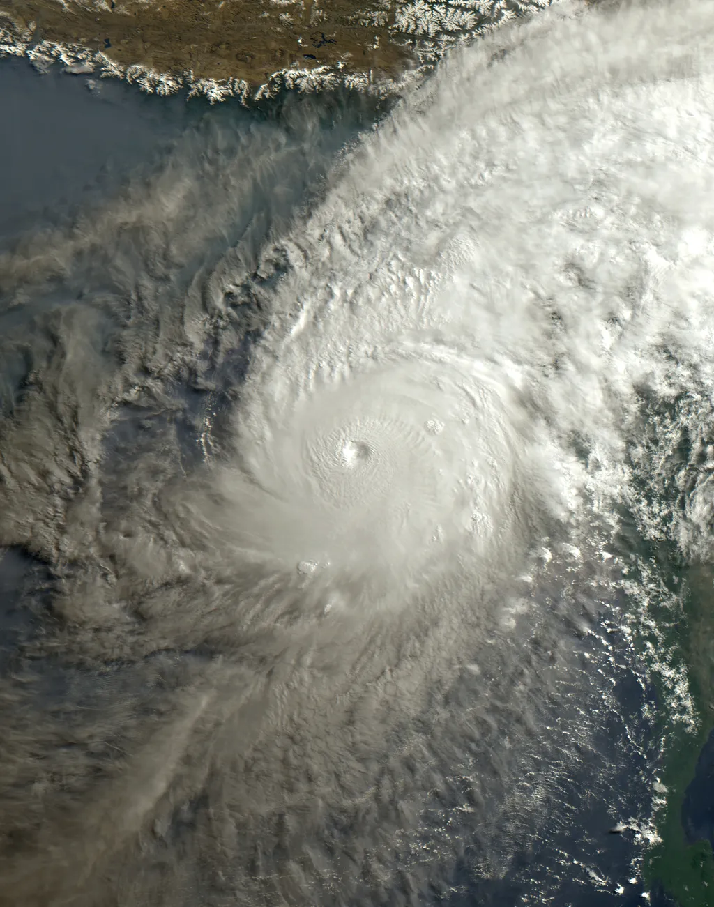Ciclone tropical Mocha no Oceano Pacífico durante maio deste ano. Estes fenômenos se tornam mais comuns na região durante anos de El Niño (Imagem: Japan Meteorological Agency/Wikimedia Commons)