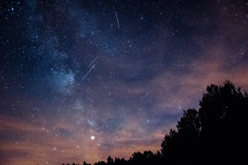 Chuvas de meteoros proporcionam rastros luminosos no céu (Imagem: Michał Mancewicz/Unsplash)