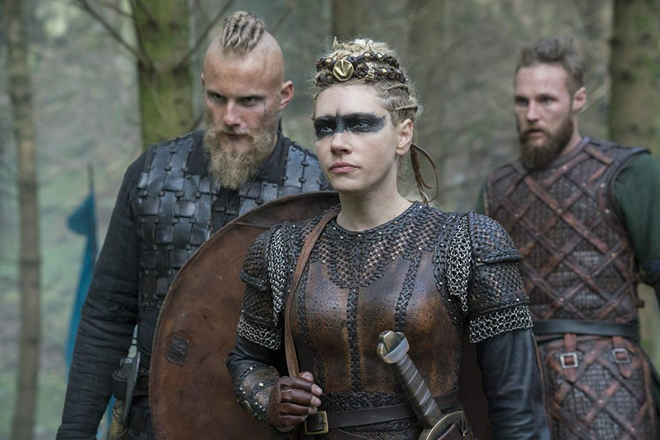 É comum ver vikings usando muito couro e armaduras medievais, quando na realidade usavam mais tecidos e cotas de malha, como a que Lagertha ostenta nessa imagem da série Vikings (Imagem: History Channel)