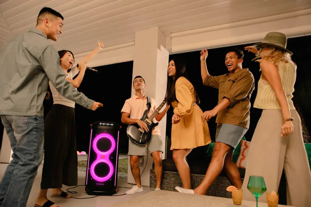 PartyBox 710 chega ao Brasil com alto potência sonora, luzes personalizáveis e mais (Imagem: Reprodução/JBL)