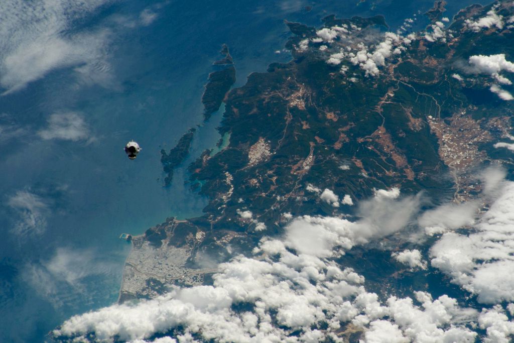 A Crew Dragon enquanto subia rumo à ISS (Foto: NASA)
