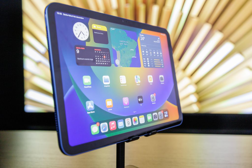Além do chip M2, o iPad Air 2024 receberia uma opção com tela de 12,9 polegadas e reposicionaria a câmera frontal para uso na horizontal (Imagem: Ivo Meneghel Jr./Canaltech)