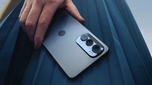 Motorola Edge 30 chega oficialmente ao Brasil com fone Bluetooth de brinde