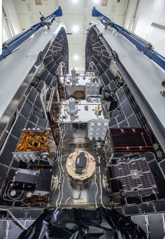 Cargas armazenadas no interior do Falcon Heavy às vésperas do lançamento (Foto: SpaceX)