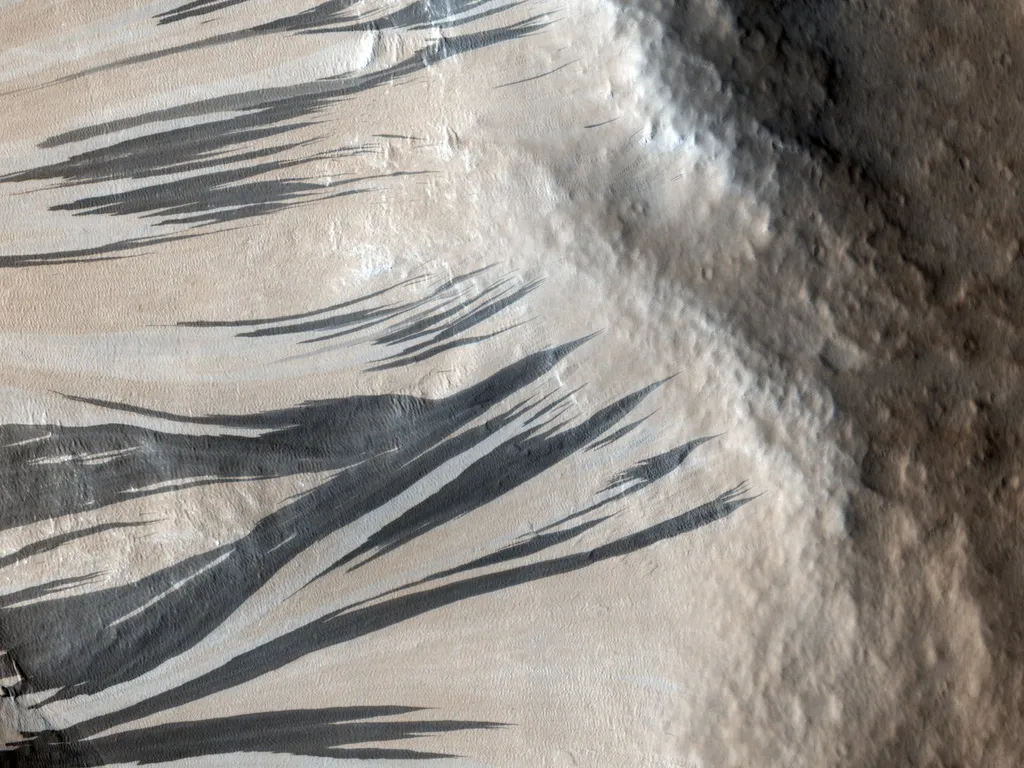 As faixas escuras são formadas pelas avalanches de poeira em Marte (Imagem: Reprodução/NASA/JPL-Caltech/UArizona)