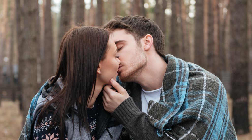 Vírus da doença do beijo pode ser um dos responsáveis pela esclerose múltipla, segundo estudo (Imagem: Reprodução/Vadymvdrobot/Envato)