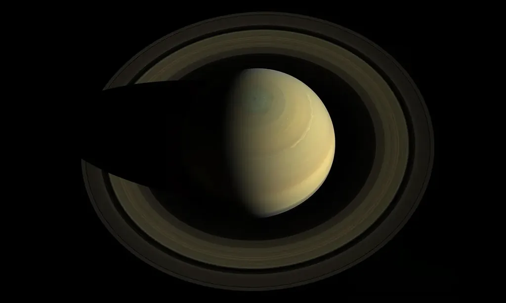 Os pesquisadores analisaram dados de ocultações solares dos anéis de Saturno (Imagem: Reprodução/NASA/JPL-Caltech/SSI/Cornell)
