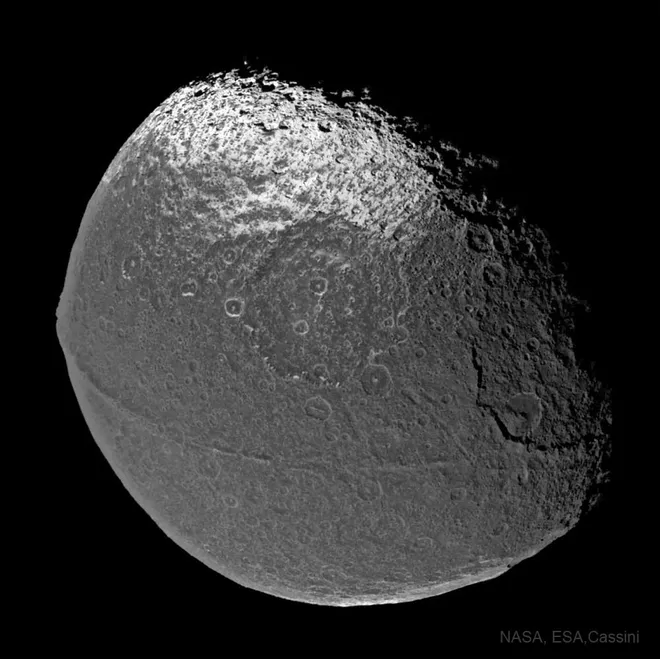 Lua Jápeto, de Saturno, observada pela missão Cassini (Imagem: Reprodução/NASA, ESA, JPL, SSI, Cassini Imaging Team)