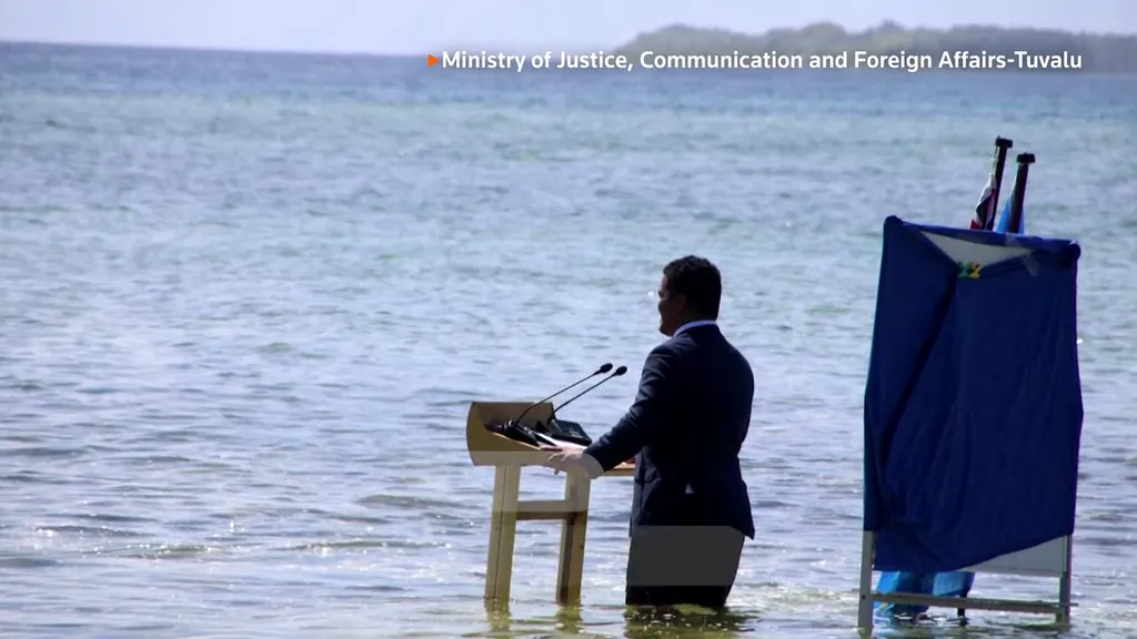 Para ilustrar a situação atual, Simon Kofe gravou o discurso com água acima do joelho (Imagem: Reprodução/Ministry of Justice of Tuvalu)