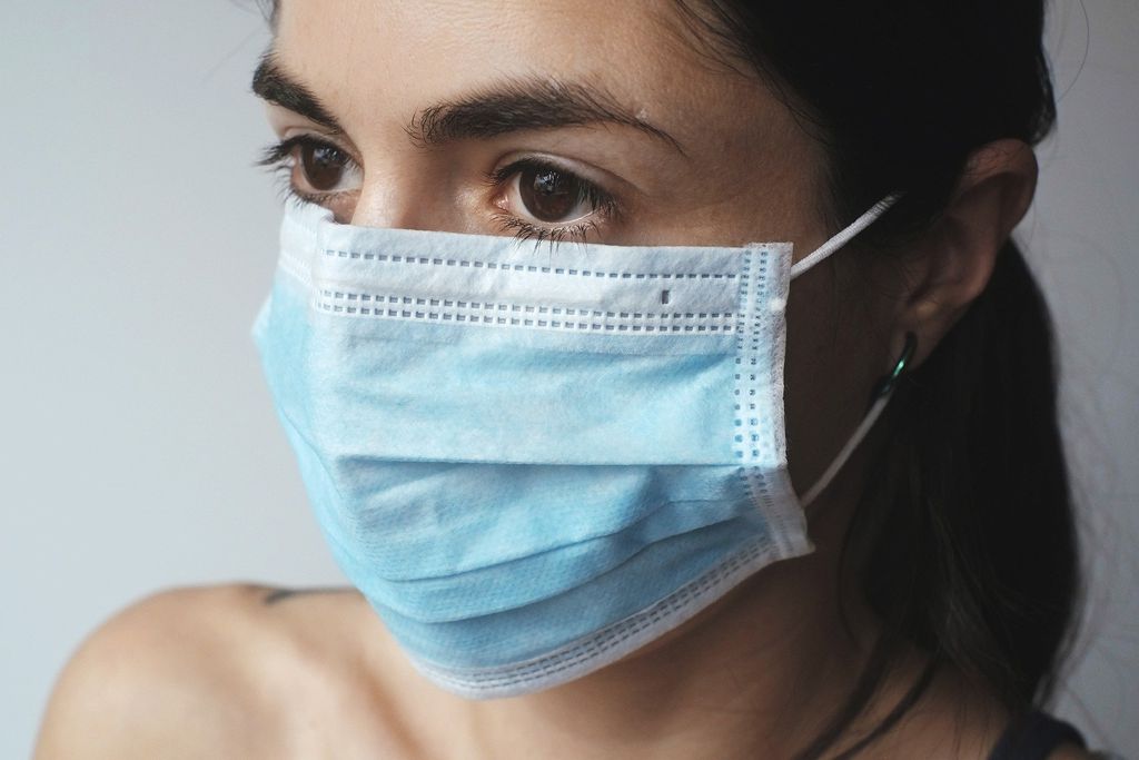 Usar máscara errado pode ter consequências. Infectologista fala sobre os erros mais comuns no manuseio deste item (Imagem:  Juraj Varga/Pixabay)