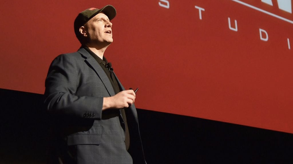 Kevin Feige fala em um palco