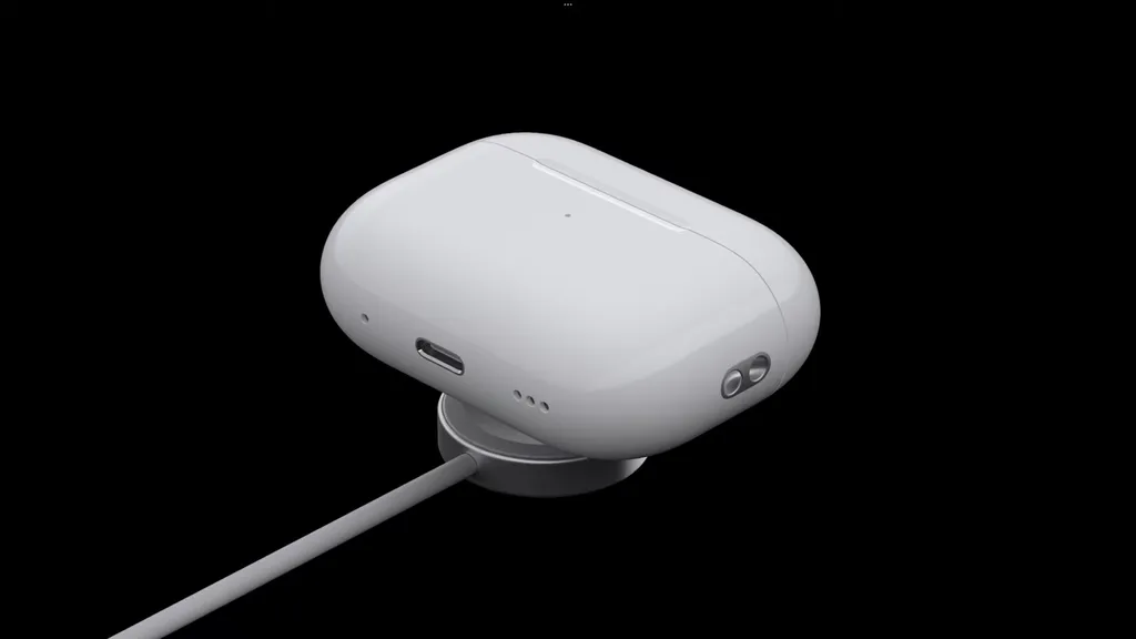 Os AirPods Pro 2 estreiam com drivers aprimorados, mais bateria e case turbinada com localização precisa, speaker de alertas e carregamento sem fio via MagSafe (Imagem: Apple)