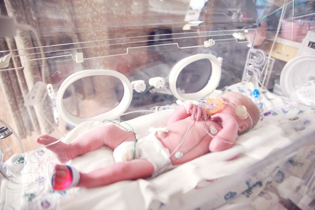 O monitoramento de bebês prematuros pode ser invasivo e impedir o contato com os pais, então desenvolveram monitores sem fios (Imagem: Sharon McCutcheon/Unsplash)
