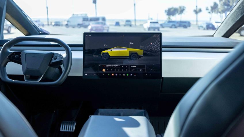 Tesla Cybertruck banhada a ouro
