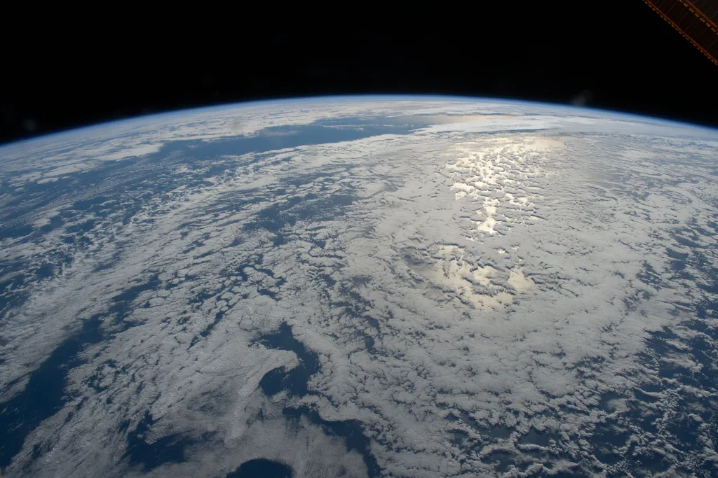 Cobrindo mais de 70 % da superfície terrestre, o oceano é uma peça fundamental para a Terra (Imagem: Reprodução/NASA/Mark Garcia)