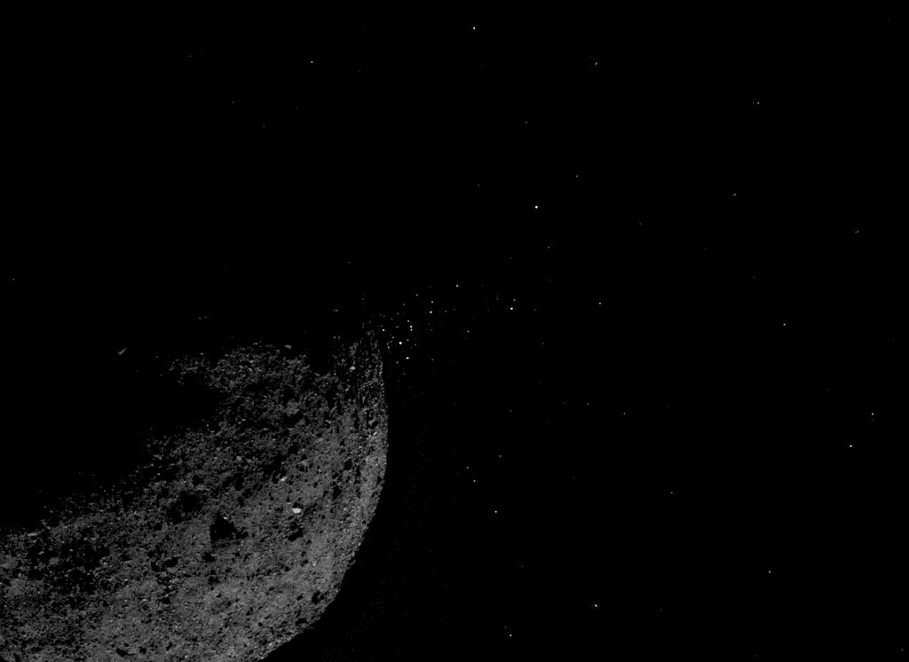 O asteroide Bennu expelindo material de sua superfície ao espaço (Imagem: NASA)