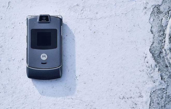 Celular antigo v3 razr motorola completo  Lançado em 2004 o Motorola Razr  V3 como é conhecido apenas por V3, revolucionou o design de celulares e  deixou uma marco no mercado de