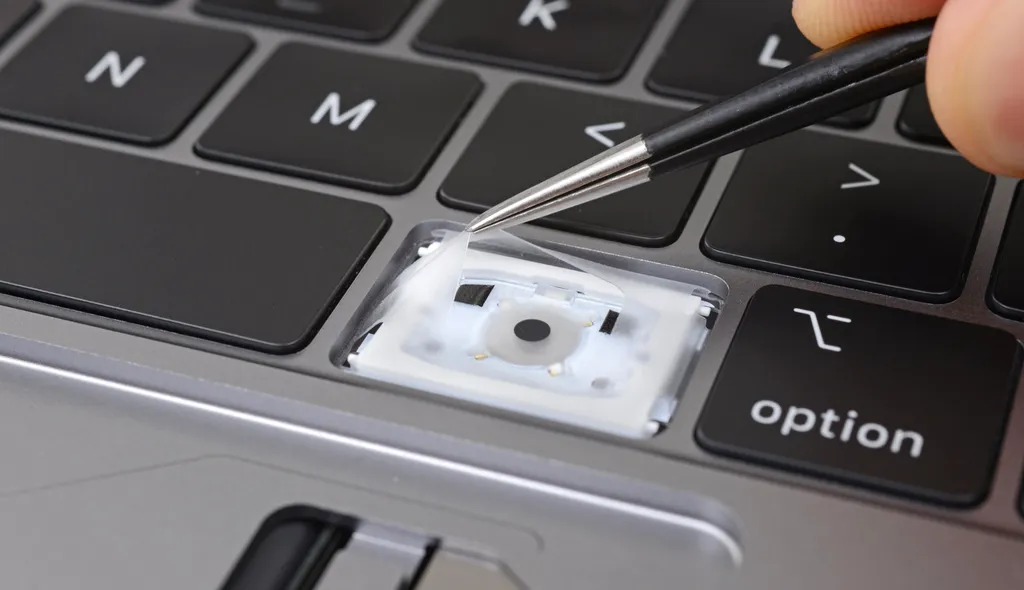 Apple tentou contornar problemas adicionando película de proteção em MacBooks de 2018, mas solução não foi suficiente para encerrar com problemas (Imagem: Reprodução/iFixit)