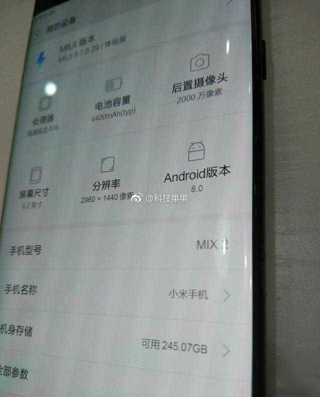 Por outro ângulo, imagem destaca que aparelho chegará às lojas com o Android 8.0 Oreo instalado de fábrica