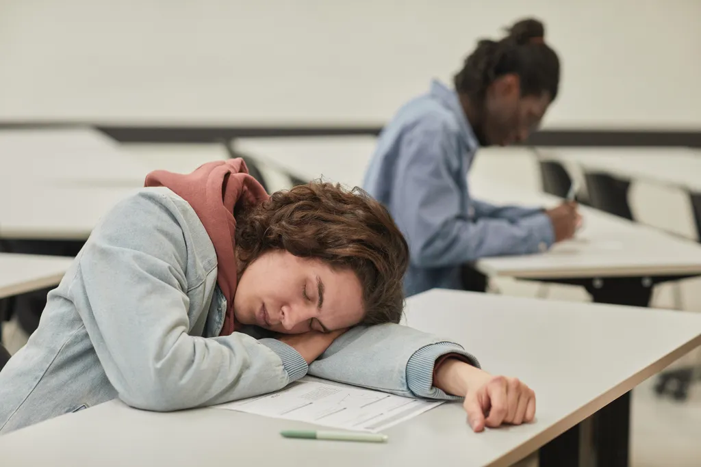 Metade das pessoas são afetadas negativamente pela rotina de trabalho e sono imposta à sociedade, que parte do pressuposto que todos são diurnos (Imagem: seventyfourimages/Envato)
