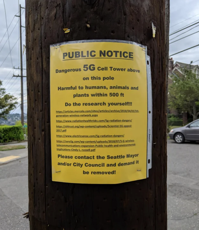 Teoria da conspiração contra o 5G pregado em um poste na cidade de Seattle (Foto: Stranger.com)