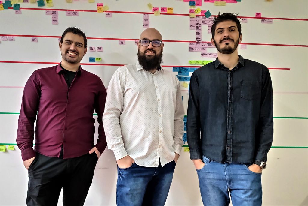 Eros Carrasco (ao centro), CEO da Makadu, cercado por seus sócios: mudança de rumo emergencial nos negócios da startup (Foto: divulgação)