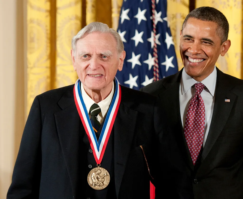 Ex-presidente dos Estados Unidos condecorou Dr. John Goodenough com a Medalha Nacional da Ciência (Foto: Reprodução/White House)
