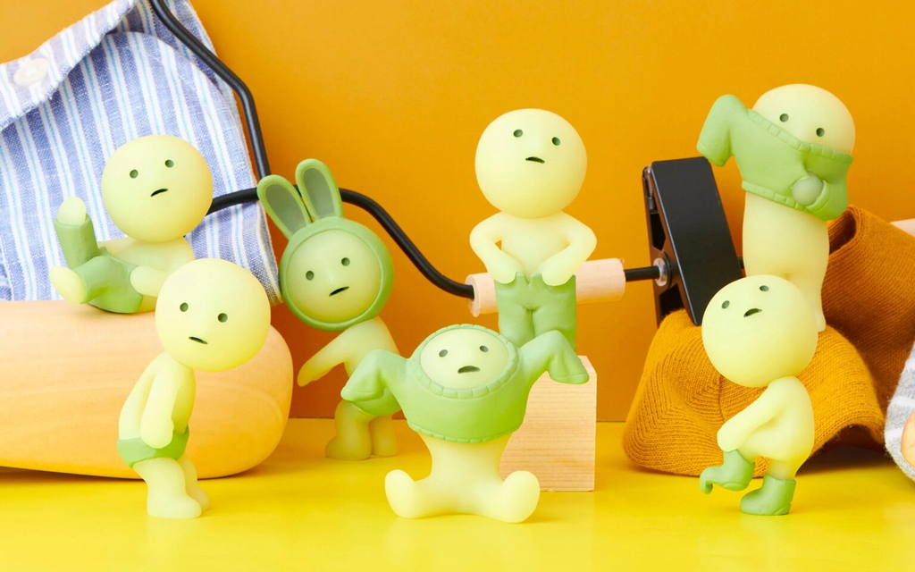 Os Smiski são bonecos simples e de expressão neutra, mas que brilham no escuro e se expressam através de poses (Imagem: Dreams/Divulgação)