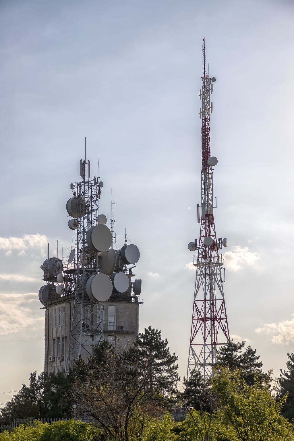 Antenas de rádio, tv e telefonia contribuem com a poluição eletromagnética (Imagem: EdVal/Envato)