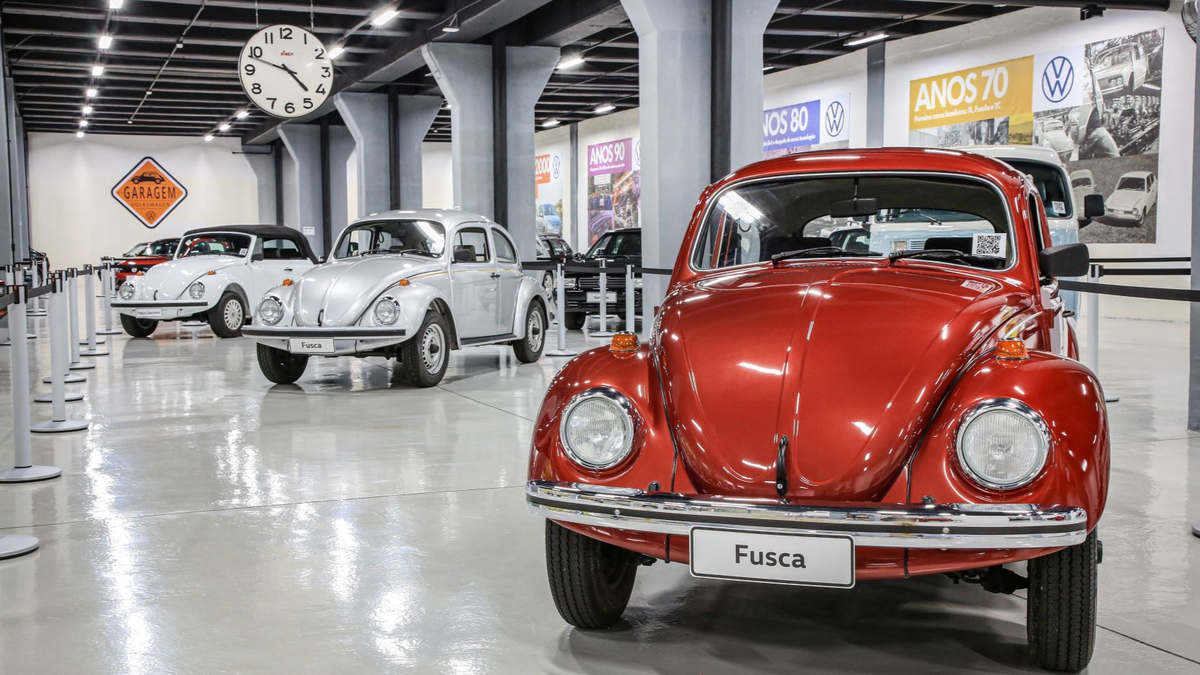 Coleção de carros antigos esquecida em garagem tem até "Fusca do Itamar"