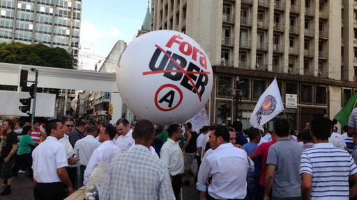 Taxistas agridem motorista do Uber em Porto Alegre