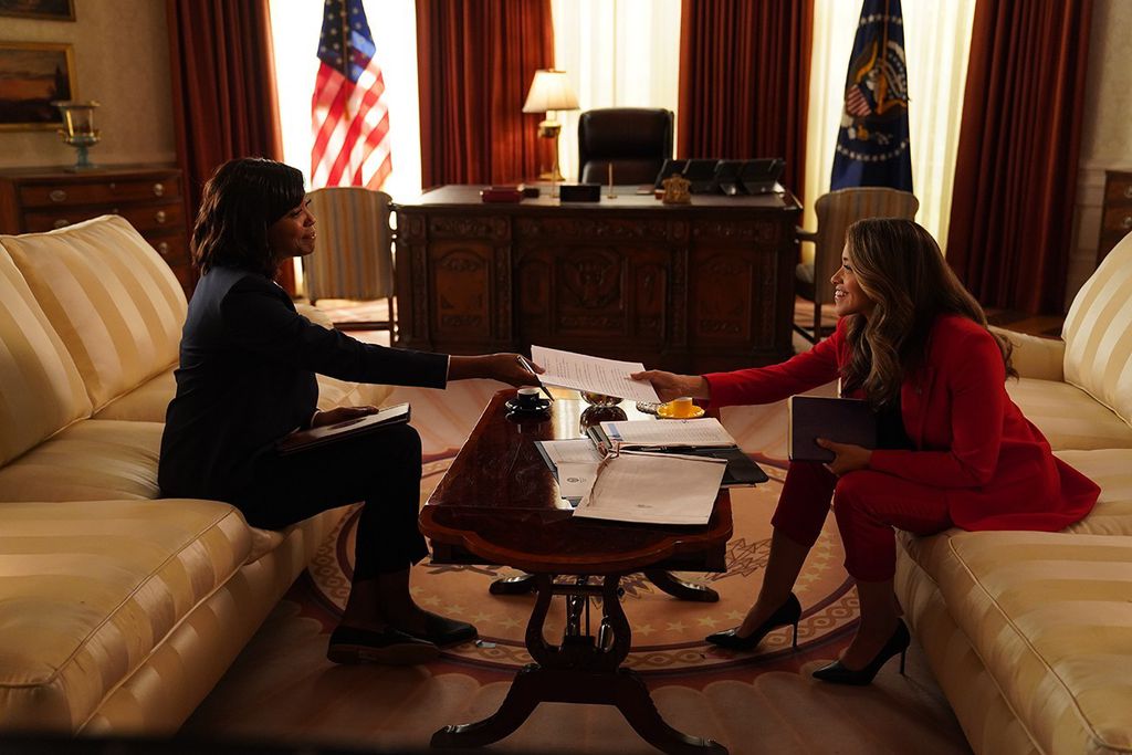 Gina Rodriguez não possui tanto tempo de tela, mas é a nova presidente dos Estados Unidos (Imagem: Divulgação / Disney+)