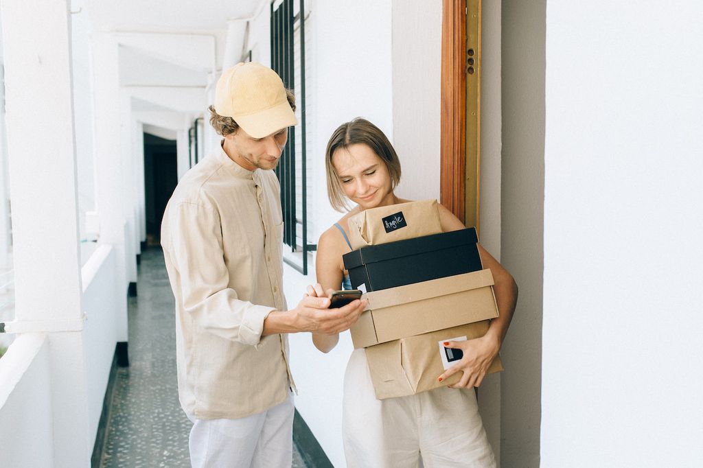 Encomendas pedidas pela internet costumam trazer dados sensíveis em suas embalagens: descartar de qualquer jeito é prato cheio para golpistas (Imagem: Nataliya Vaitkevich/Pexels)
