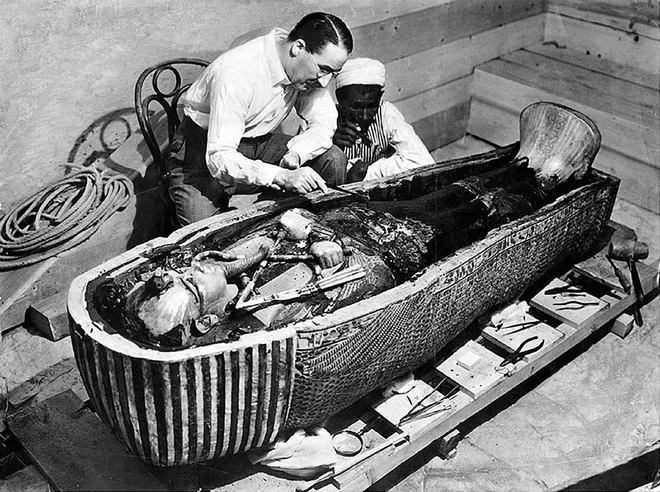 Howard Carter, arqueólogo e egiptólogo, abrindo o sarcófago de Tutancâmon, em 1925 (Imagem: The New York Time/Domínio Público)