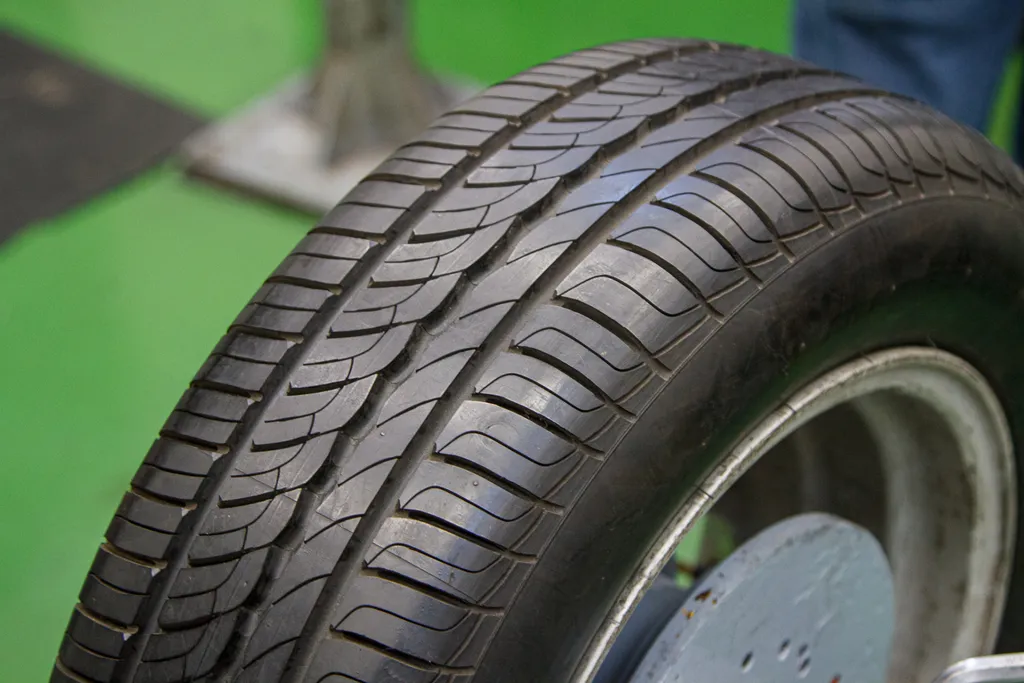 Avaliar o estado geral dos pneus é de suma importância na hora da compra (Imagem: Ivo Meneghel Jr./Canaltech)